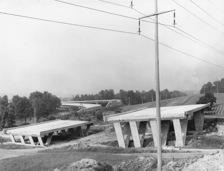 Die einzelnen Autobahnbrückenstücke vor ihrer Montage in der Verzweigung Sedel, 1969.