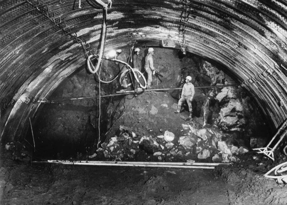 Drei Bauarbeiter im Sonnenbergtunnel, Oktober 1972.